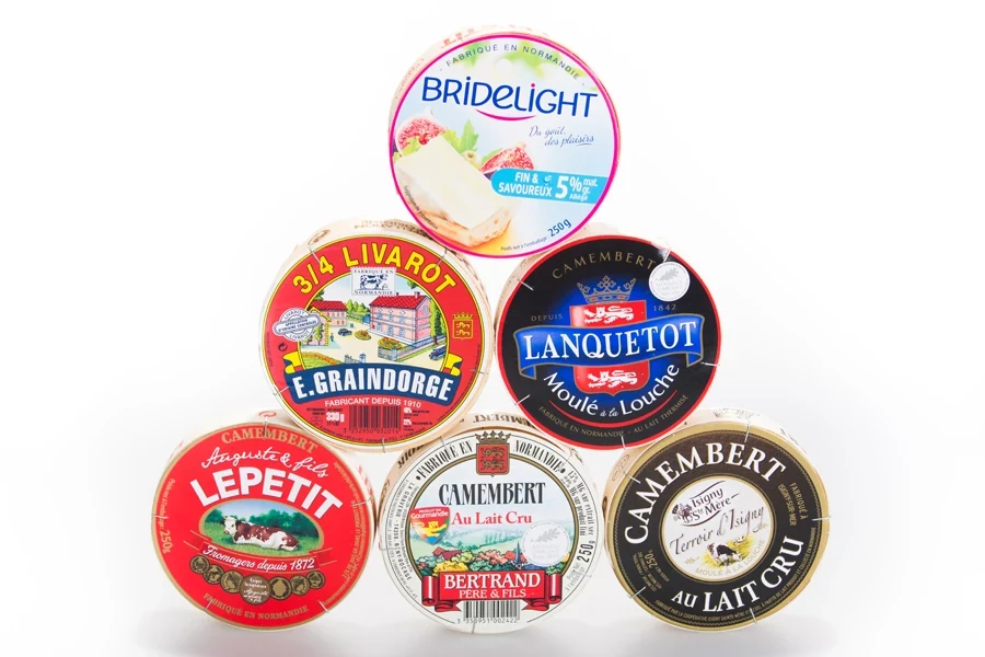 Composition de boîtes de fromages photographiées sur fond blanc