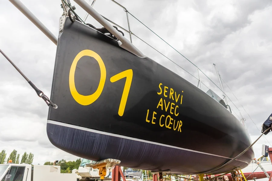 Détail de la coque du voilier Café Joyeux