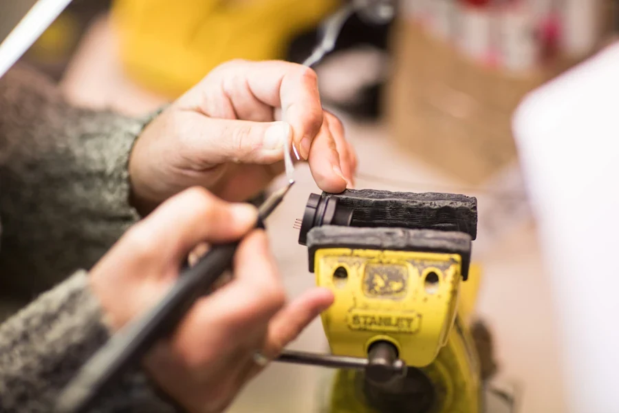 Assemblage minutieux à la main dans l’atelier