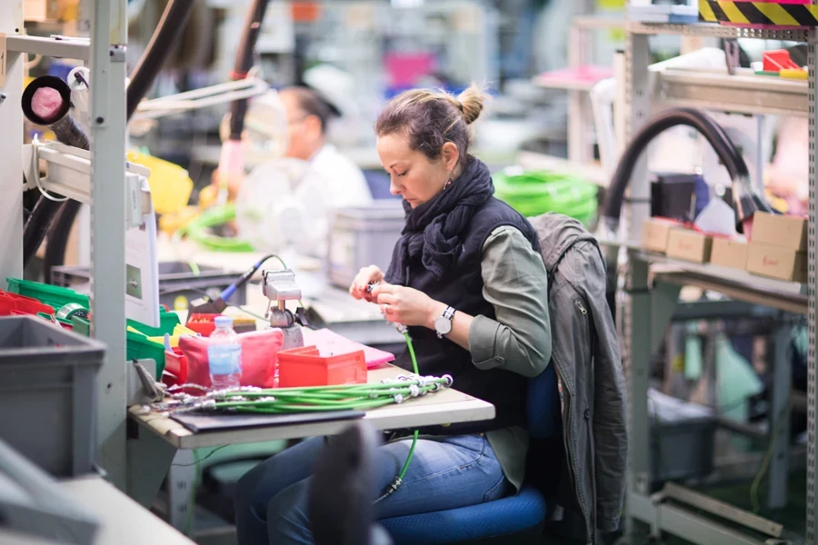 Travail à un poste d’assemblage industriel