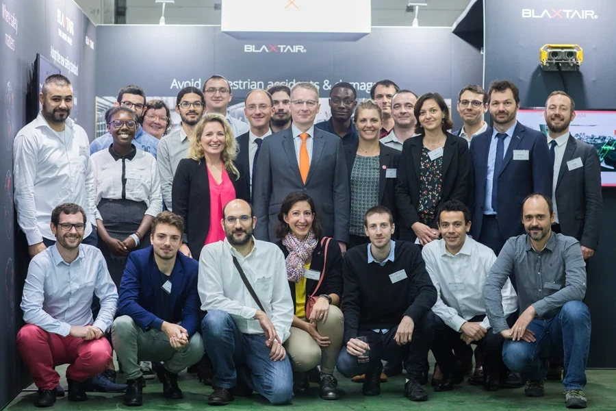 Photo de groupe lors de la présentation du produit