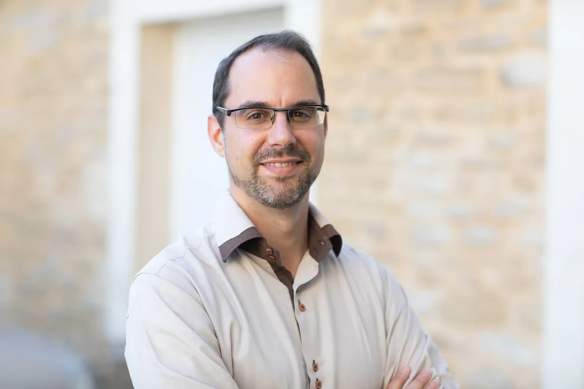 Portrait de Thierry Langou, hypnothérapeute, dans son cabinet