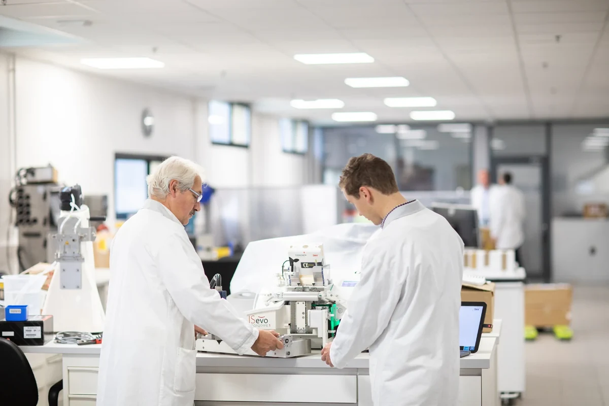 Équipe au travail dans le laboratoire IMV Technologies