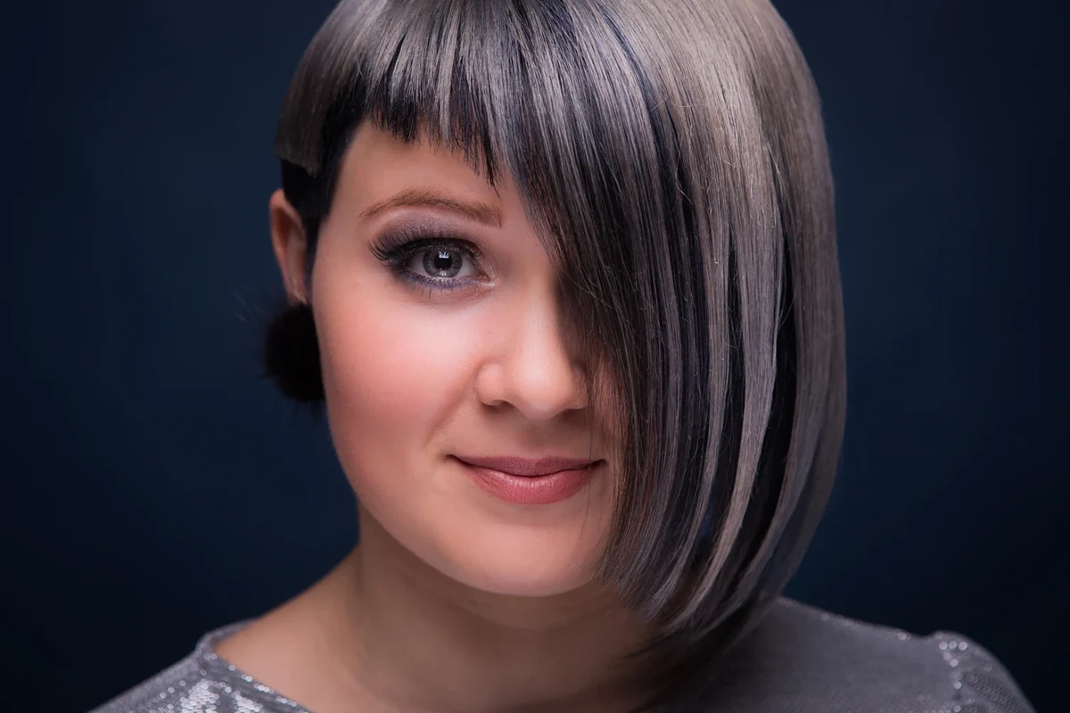 Portrait rapproché mettant en valeur la coupe asymétrique