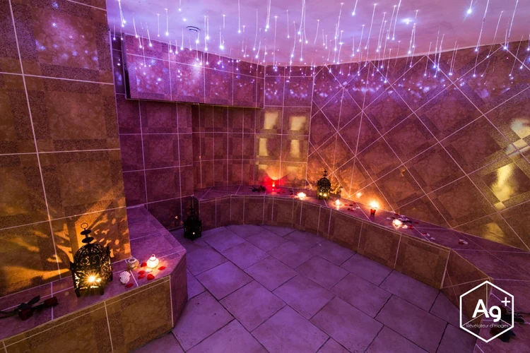 Salle du hammam éclairée de lumières colorées