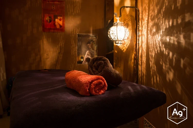 Serviettes et lumière tamisée dans une salle de soin
