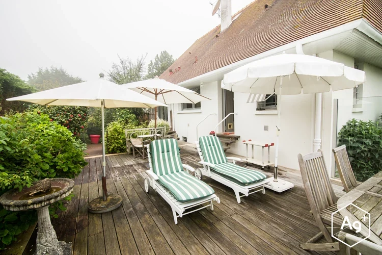Terrasse et façade de la maison à Deauville