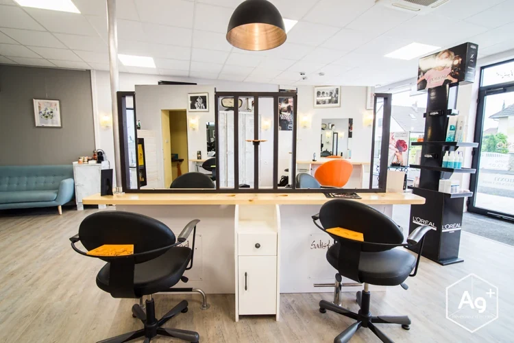 Postes de coiffure disposés devant les miroirs du salon