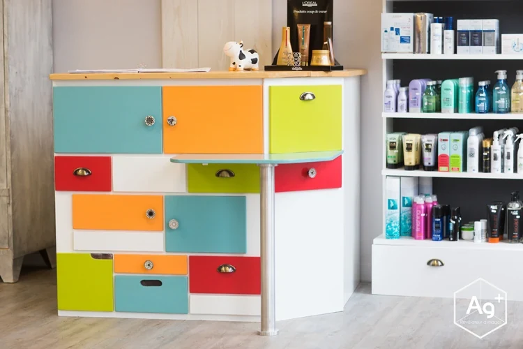 Meuble aux tiroirs colorés dans le salon Julie M.