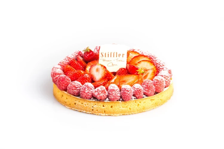Tarte aux fruits rouges Stiffler sur fond blanc
