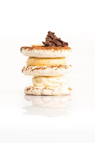 Composition verticale de biscuits et pâtisseries