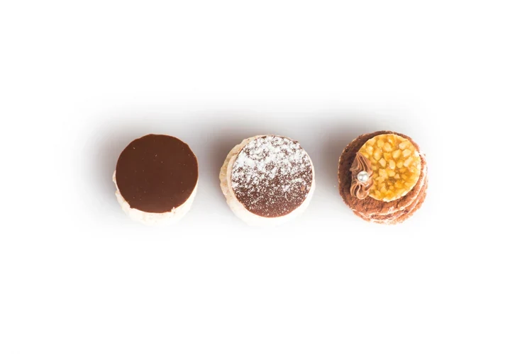 Trois petites pâtisseries photographiées de dessus