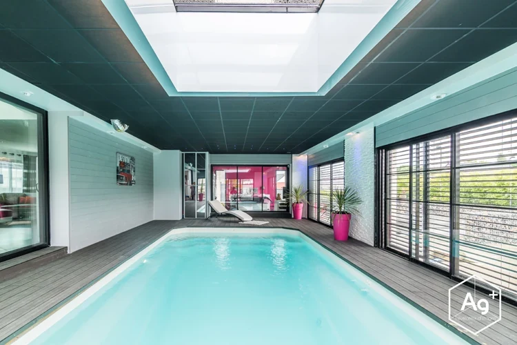 Piscine intérieure d’une villa à Caen