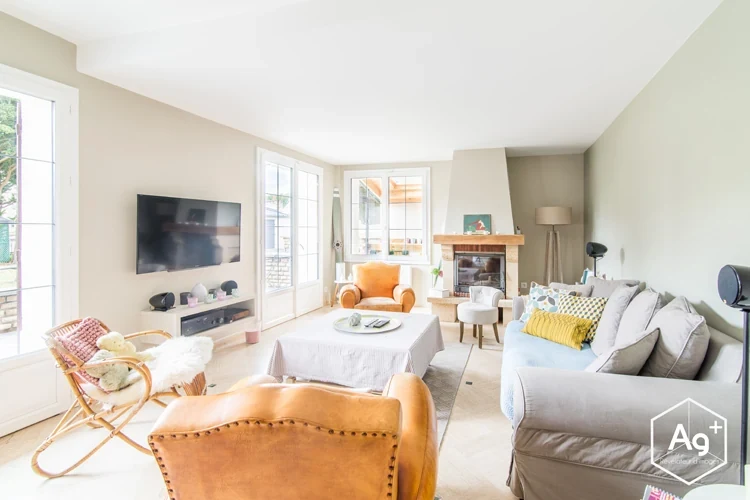 Salon lumineux d’une maison rénovée