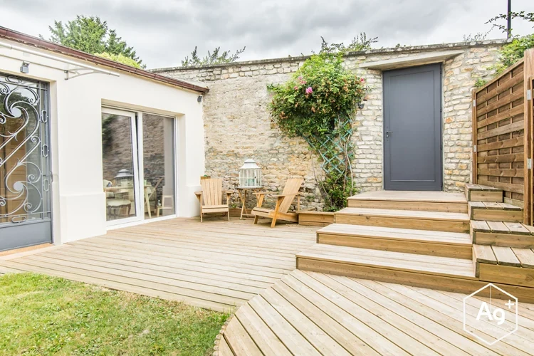 Terrasse en bois et cour de la maison