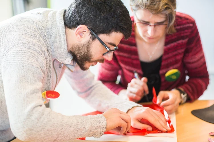 Travail collectif sur un prototype au musée