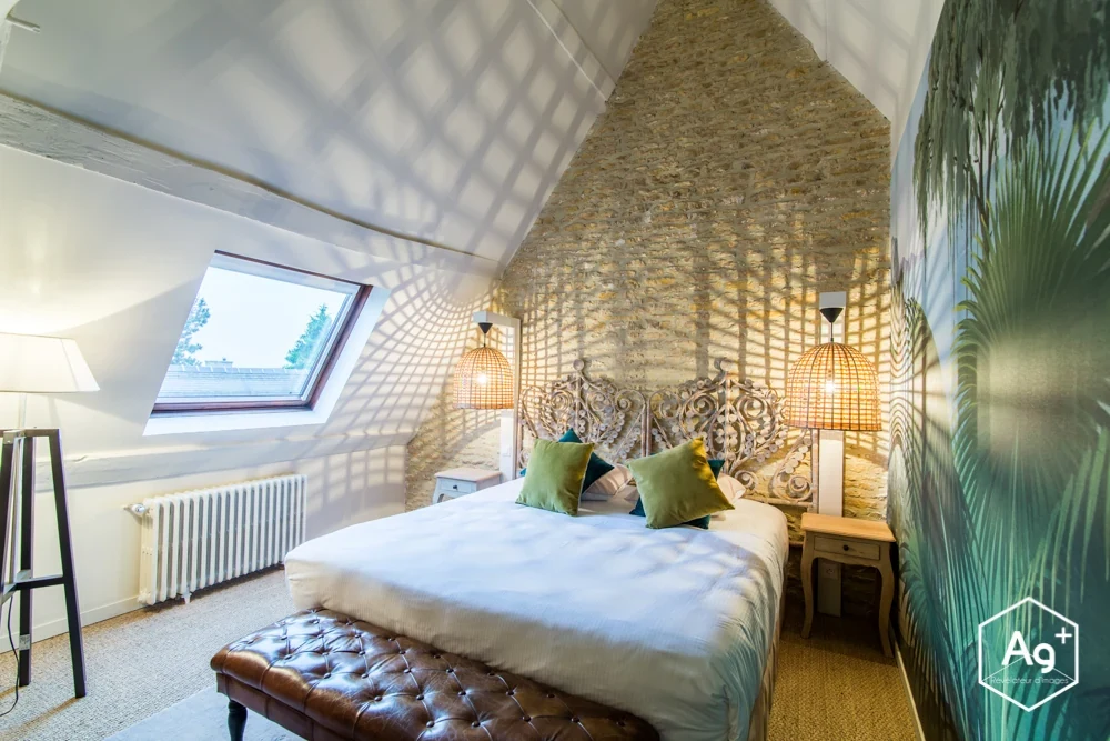 Chambre d’hôtel sous les combles aux tons chaleureux