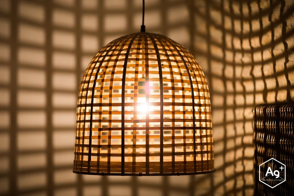 Détail d’un luminaire et de ses ombres