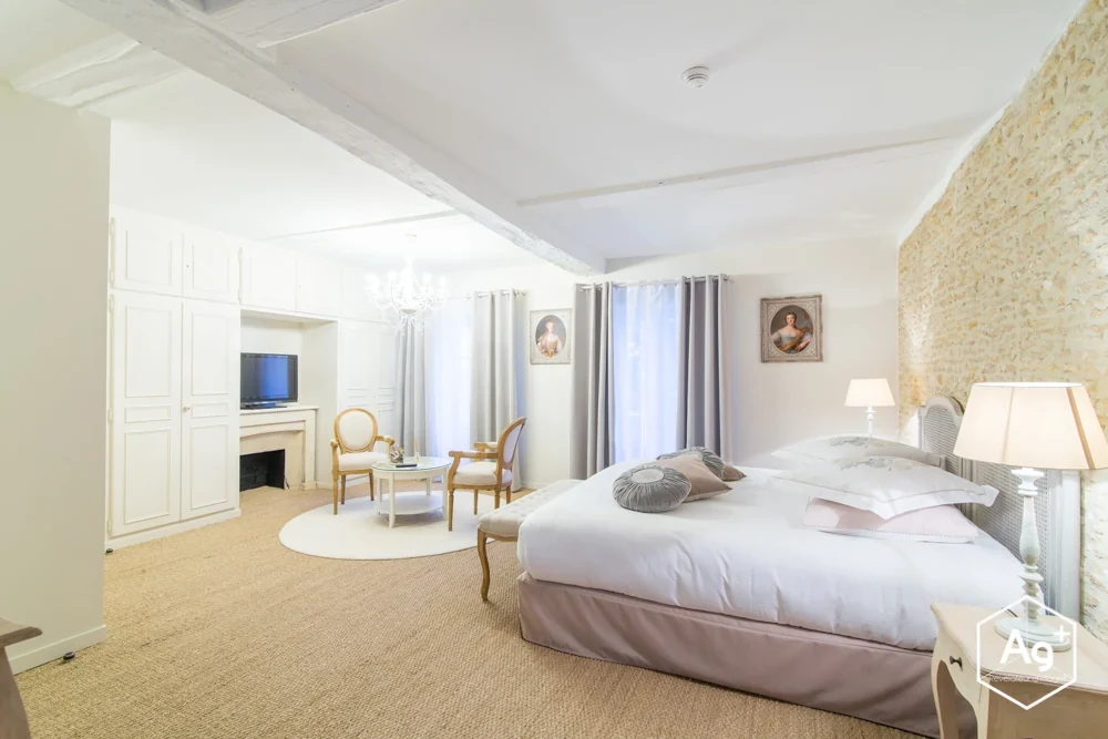 Chambre d’hôtel lumineuse avec lit rond