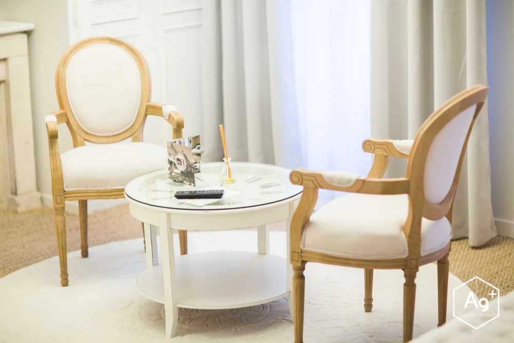 Fauteuils et table dans un espace de repos