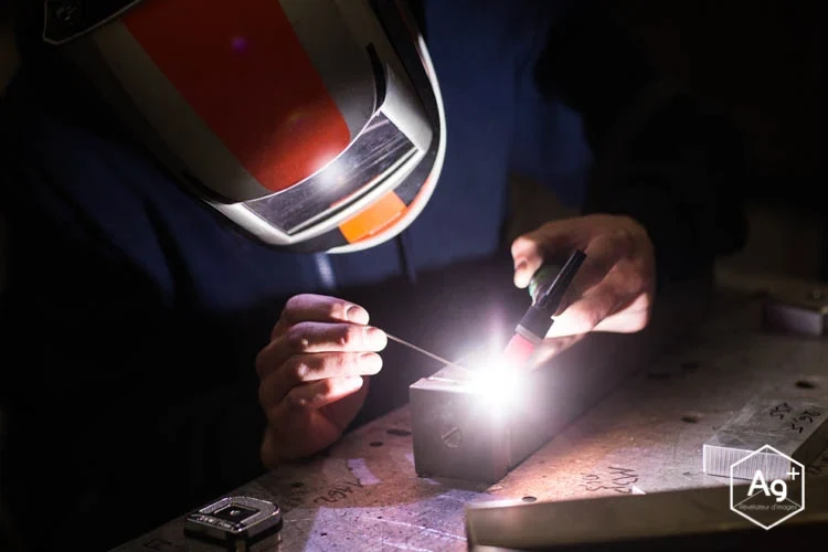 Artisan réalisant une soudure