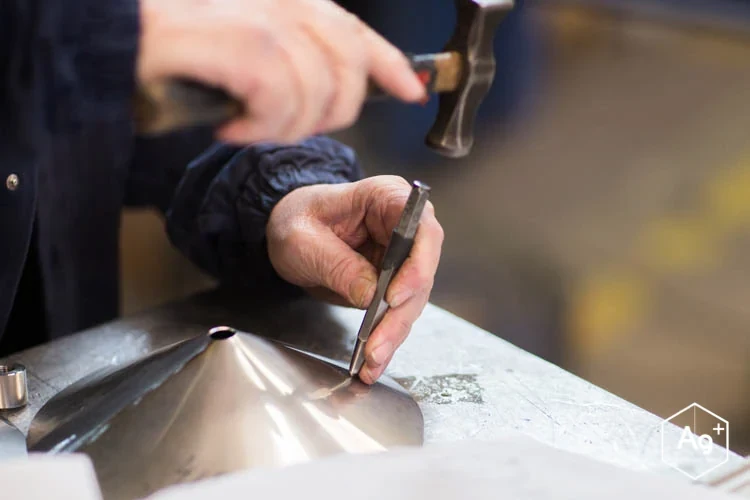 Travail manuel d’une pièce métallique