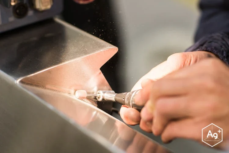 Finition d’une surface métallique avec un outil rotatif