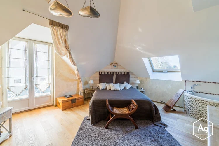 Chambre sous les combles de la maison