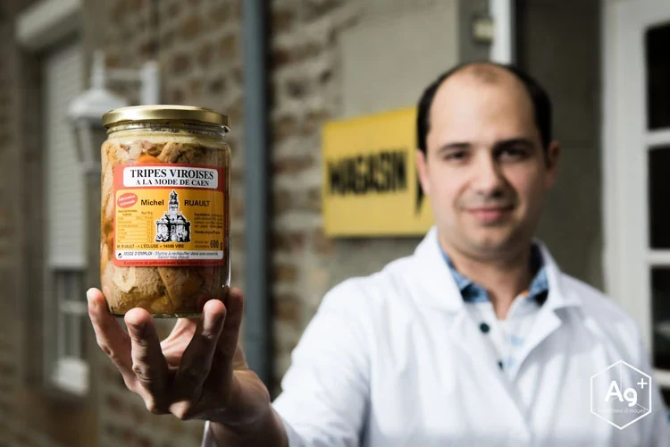 Un producteur de la maison Ruault présente un bocal au premier plan.