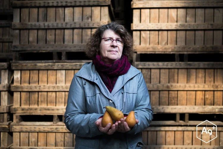 Productrice devant des cagettes avec ses produits