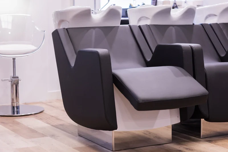 Alignement des fauteuils et des bacs à shampooing