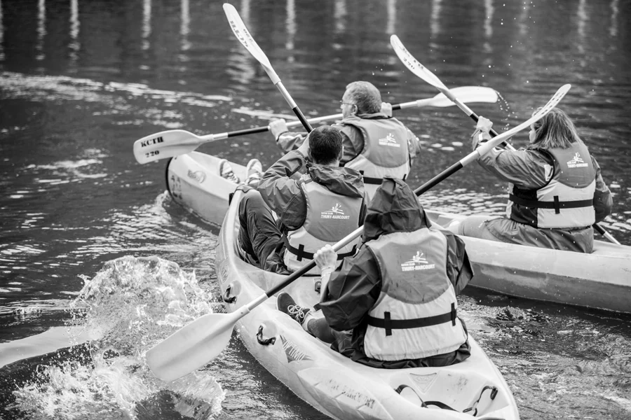 Équipe en kayak photographiée en noir et blanc