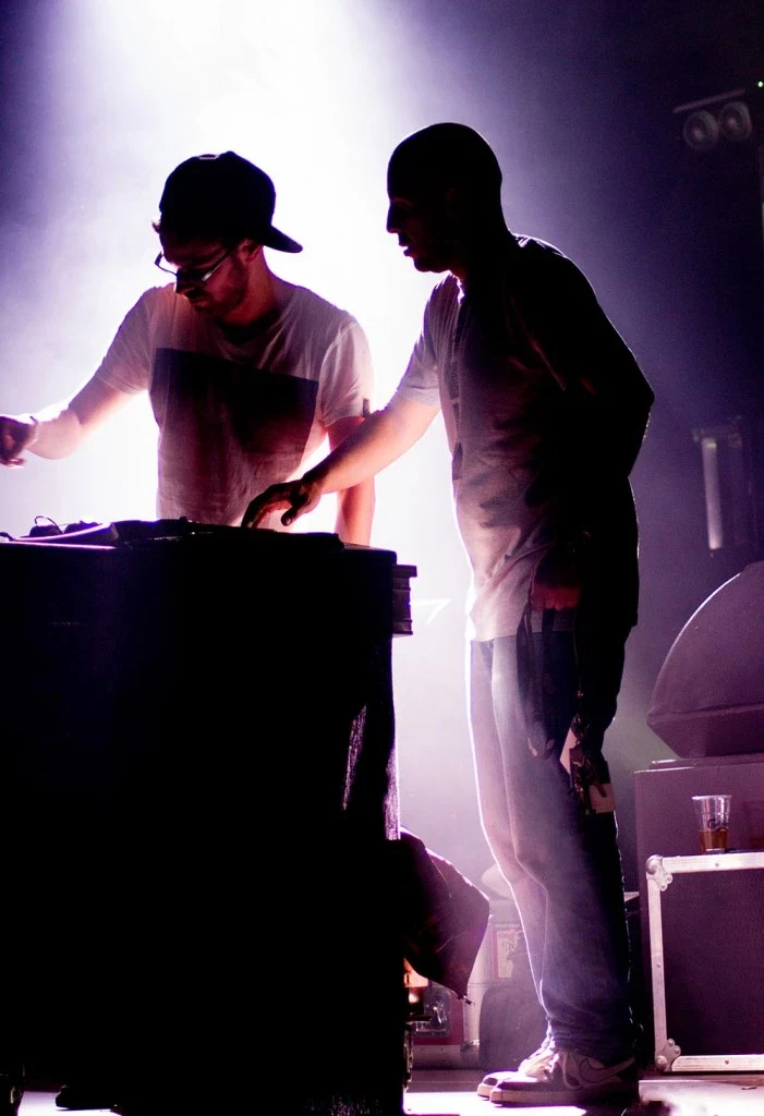 Deux artistes sur scène au festival Nordik Impakt en 2013