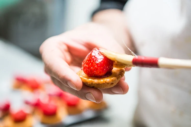 Un geste de pâtissier photographié par AG+ Studio
