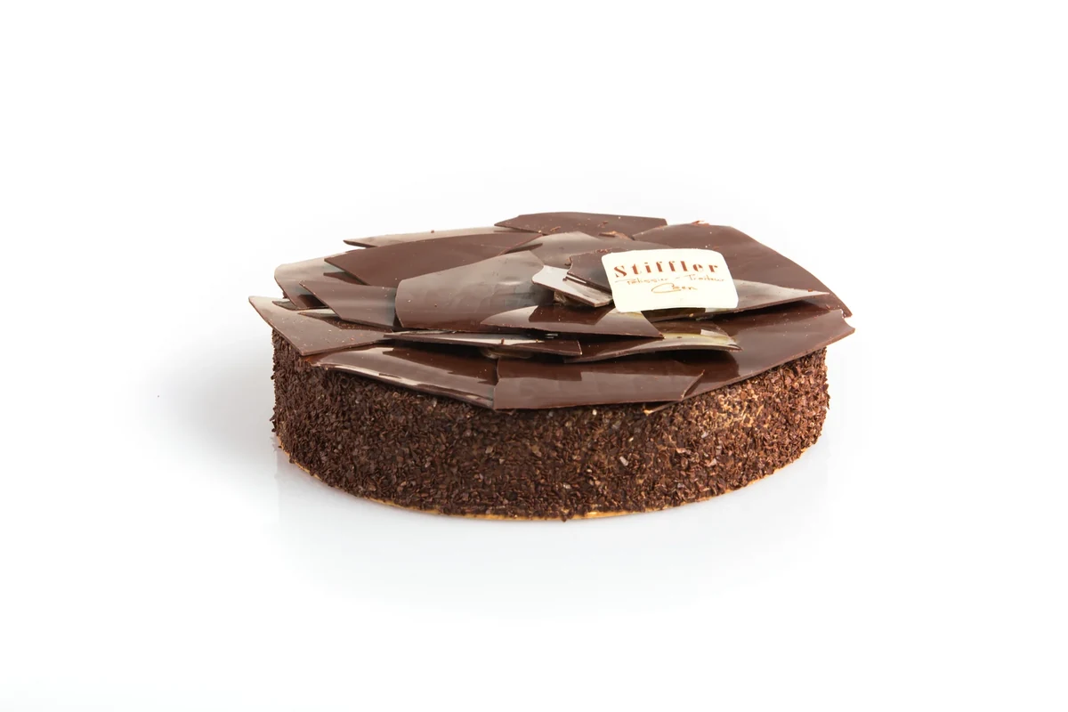 Une pâtisserie au chocolat photographiée sur fond clair.